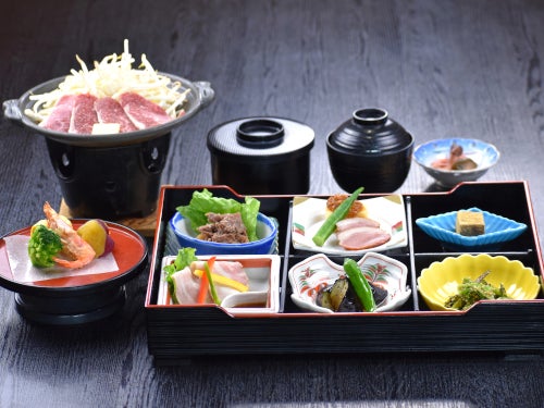 【名古屋発】たっぷり3時間半滞在!春の高山祭&飛騨牛陶板焼き御膳3